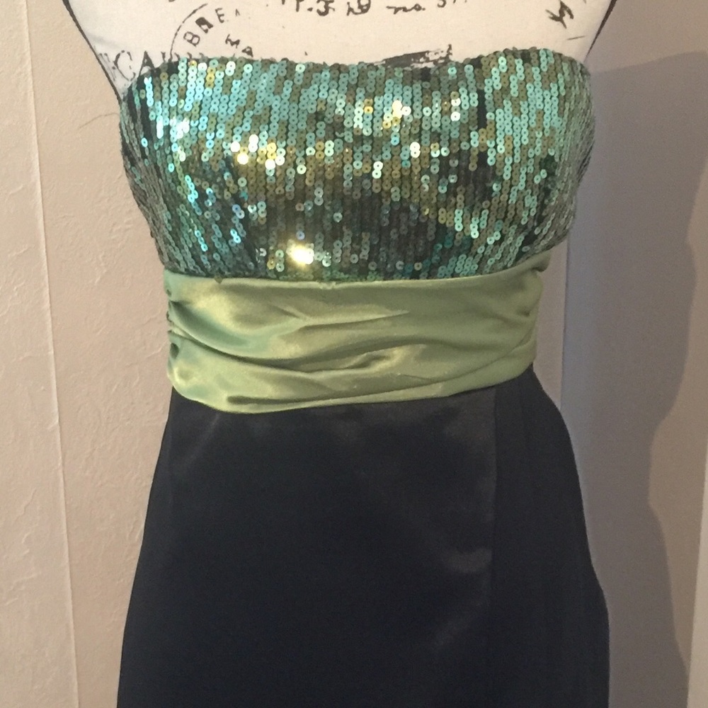 Beautiful strapless dress satiny and sequins